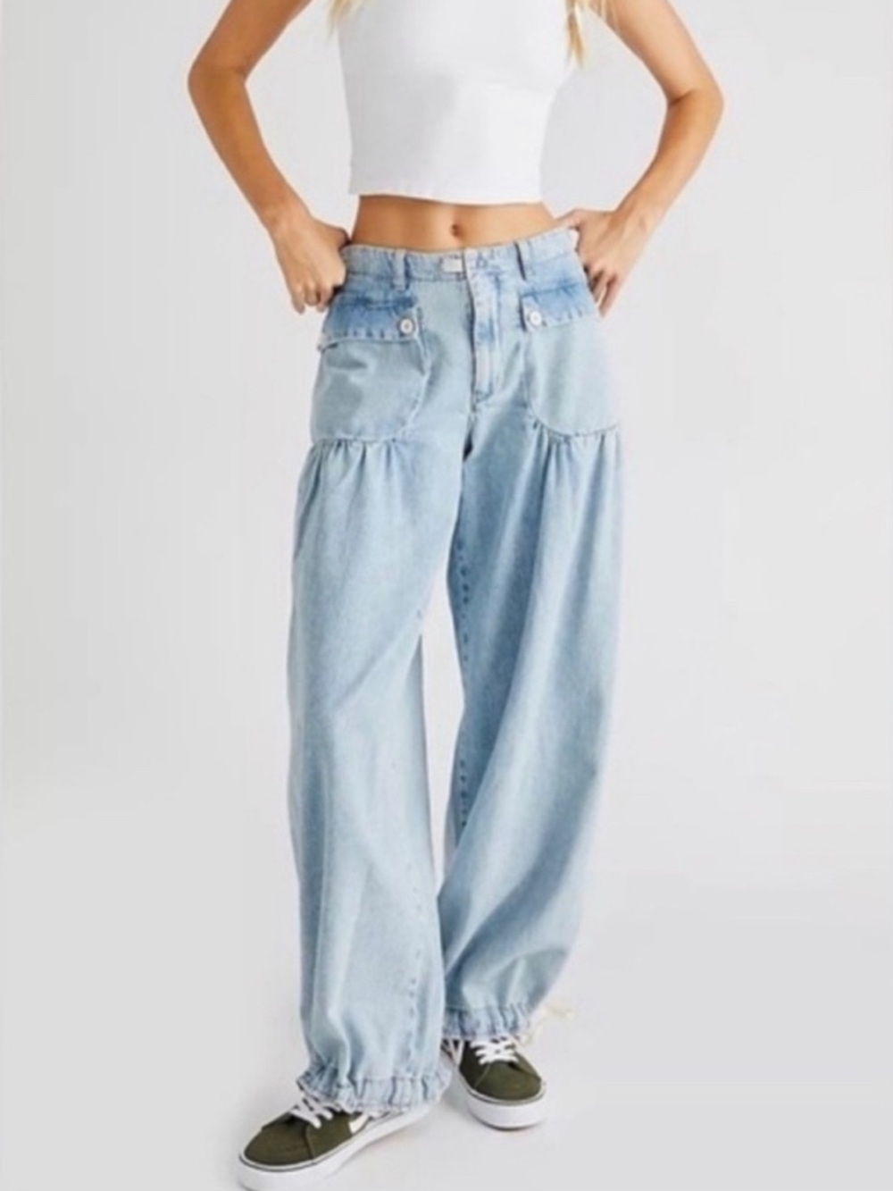 Free People Lotus Jeans 

light wash

can fit 29-31
marked as 29